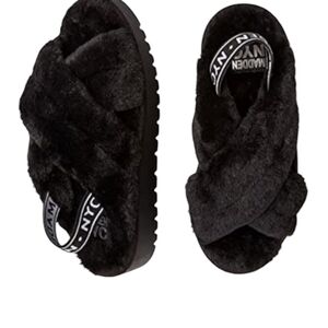 Wander Black Furry Sandals